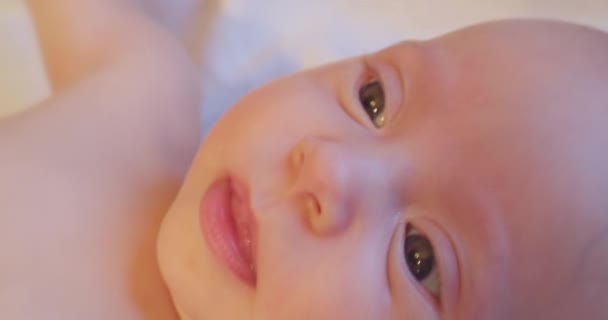 Porträtt av en liten söt baby extrem närbild — Stockvideo