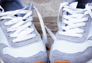 Bir çift beyaz spor ayakkabı.