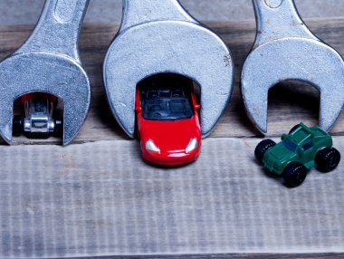 küçük oyuncak araba ve yuvalı eğri somun anahtarları