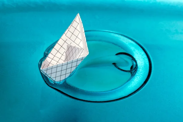 Barco de papel pequeño flotando en el fregadero — Foto de Stock