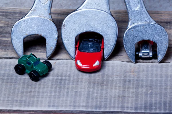 Kleinen Spielzeugauto und Spannschlüssel — Stockfoto