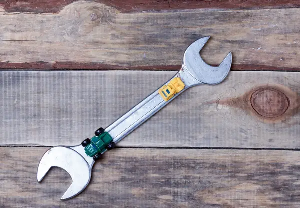 Spanners lie on a wooden surface — Stock Photo, Image