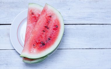 Taze olgun karpuz ahşap bir masaya dilimlenmiş