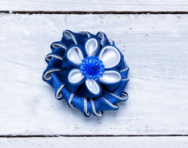 Brosche Handarbeit Seidenbänder in eine blaue Blume — Stockfoto