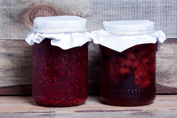 İki kavanoz reçel ile