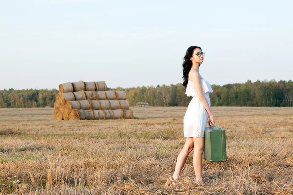 kısa elbiseli çekici kız