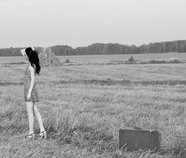 ayrılık. siyah ve white.girl bir alanda bavulla