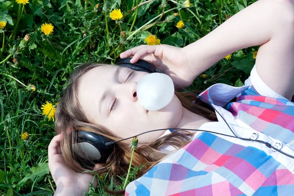 夏の日を楽しんでいる草に横たわっての十代の少女 — ストック写真