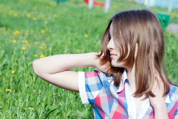 幸せの笑みを浮かべて十代の少女の夏の肖像画 — ストック写真