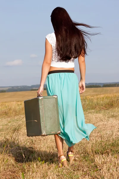 Genç kız alan .back görünümü üzerinde gider