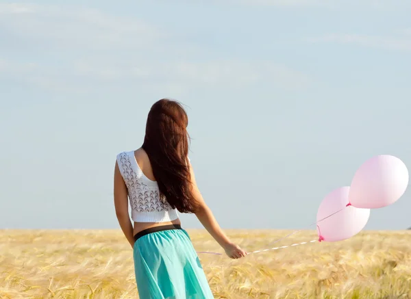genç güzel uzun saçlı kız elinde bir arka plan alanını kulakları ile poz balonlar ile.