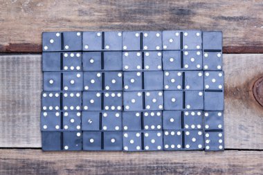 ahşap bir yüzey üzerinde eski Domino yalan