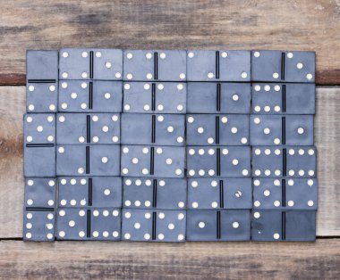 ahşap bir yüzey üzerinde eski Domino yalan