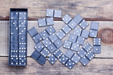 ahşap bir yüzey üzerinde eski Domino yalan