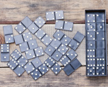 ahşap bir yüzey üzerinde eski Domino yalan