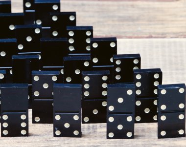 ahşap bir yüzey üzerinde eski Domino yalan