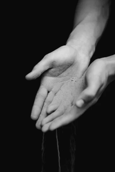 Fotografia Preto Branco Mãos Com Areia Sobre Fundo Preto — Fotografia de Stock