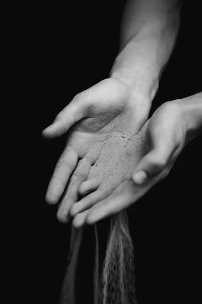 Schwarz Weiß Fotografie Von Händen Mit Sand Auf Schwarzem Hintergrund — Stockfoto