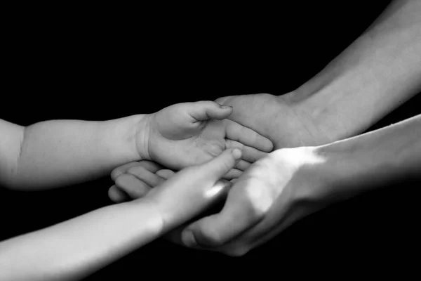 Ruce Dítěte Otcových Rukou — Stock fotografie