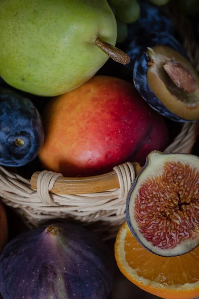 Frutas Frescas Suculentas Mesa — Fotografia de Stock