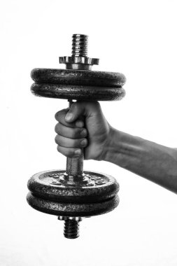 Adam beyaz arka planda bir halterin elini tutuyor.