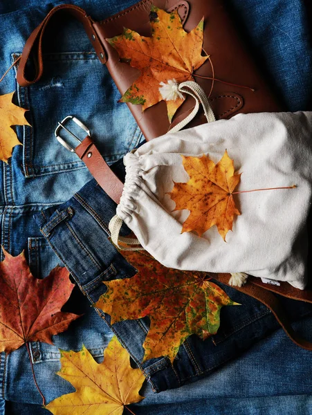 Jeans Und Lederaccessoires Für Den Warmen Herbst — Stockfoto