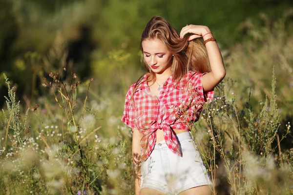 Hermosa Mujer Camisa Pantalones Cortos Campo —  Fotos de Stock