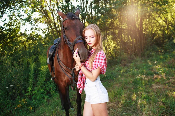 馬を持つ美しいブロンドの女の子の肖像画 — ストック写真