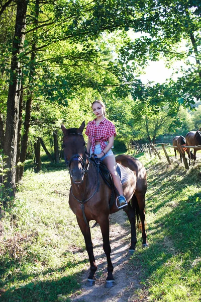 Portret Van Een Mooi Blond Meisje Met Een Paard — Stockfoto