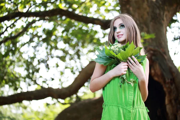 Mooi Meisje Het Park Vlakbij Boom — Stockfoto