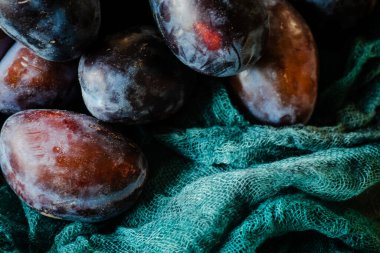 Olgun mavi erikler sepette