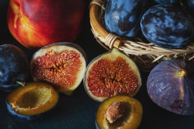 Masada taze meyveler var.