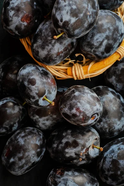 Ameixas Azuis Maduras Uma Cesta — Fotografia de Stock