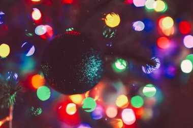 Noel ağacı için çeşitli oyuncaklar.