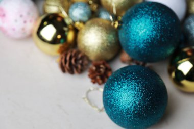 Noel ağacı için çeşitli oyuncaklar.