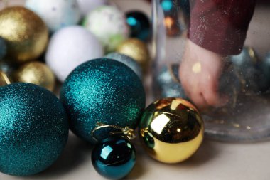 Noel ağacı için çeşitli oyuncaklar.