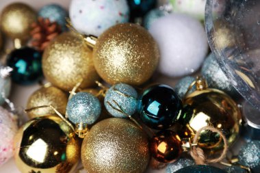 Noel ağacı için çeşitli oyuncaklar.