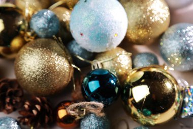 Noel ağacı için çeşitli oyuncaklar.