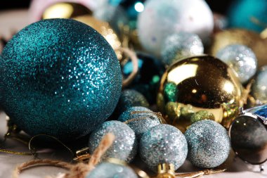 Noel ağacı için çeşitli oyuncaklar.