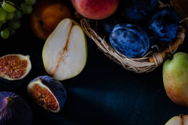 Masada taze meyveler var.