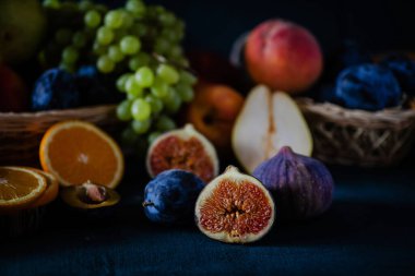 Masada taze meyveler var.