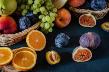 Masada taze meyveler var.