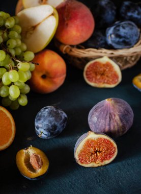 Masada taze meyveler var.