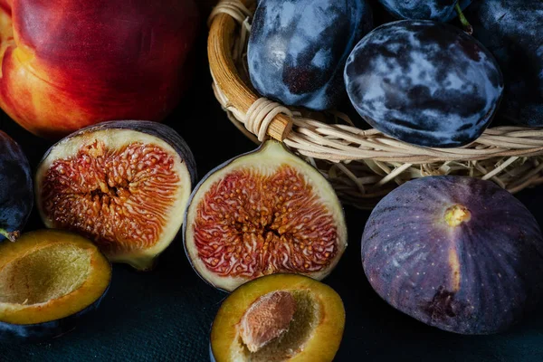 Succosa Frutta Fresca Sul Tavolo — Foto Stock