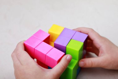 Mantık ve mekansal düşüncenin gelişimi için manyetik yapıcı küp
