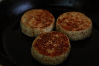 Kızartma tavasındaki peynirli kekler.