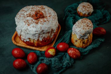 Paskalya bayramı için Paskalya pastası ve yumurta.
