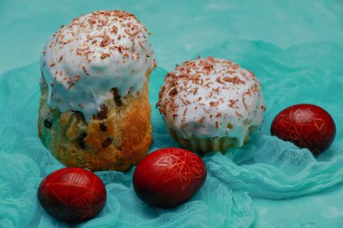 Paskalya bayramı için Paskalya pastası ve yumurta.