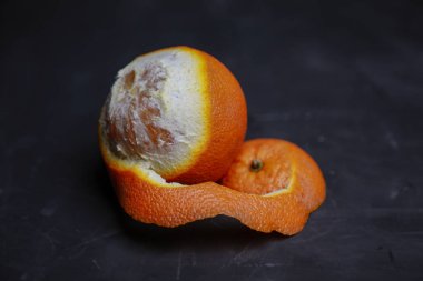 turuncu kabuk daire şeklinde soyulmuş.