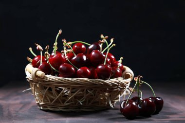 Masada bir sürü kırmızı vişne var.